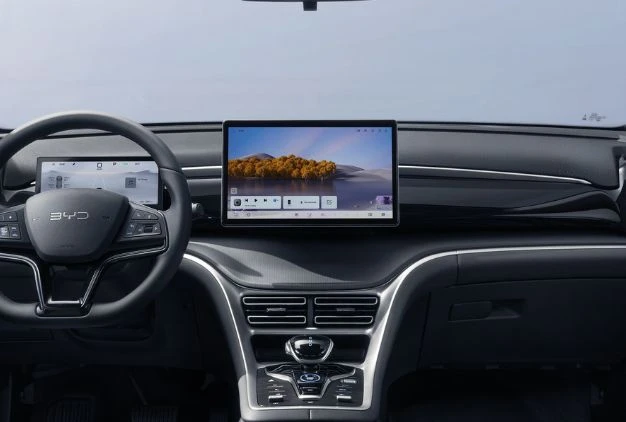 12.8-inch touchscreen with smartphone mirroring